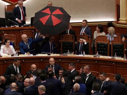 Protestas durante una sesión parlamentaria en Tirana (Albania) el pasado 12 de abril.