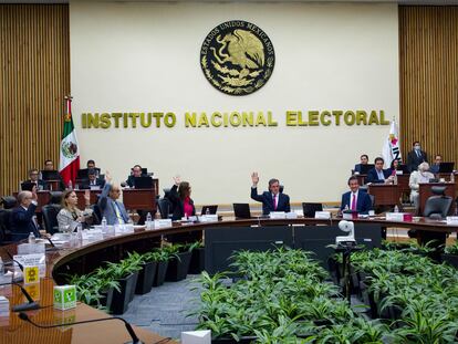 Sesión Extraordinaria del Instituto Nacional Electoral (INE) presidida por Lorenzo Córdova.