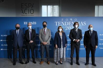 Desde la izquierda, Manuel Polanco, consejero de PRISA; Javier Moreno, director del diario EL PAÍS; Gonzalo García Andrés, secretario de estado de Economía y Apoyo a la Empresa del Gobierno de España; Elvira Rodríquez, economista y diputada del Partido Popular; Rosauro Varo, vicepresidente no ejecutivo del Grupo PRISA, y Carlos Núñez, presidente ejecutivo de PRISA.