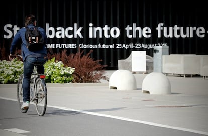 Un ciclista pasea frente al museo de Ikea en Älmhult, durante los días en los que se celebraron las jornadas de los Democratic Design Days, a principios de la semana pasada, y en los que la empresa reunió a cientos de medios de comunicación de todo el mundo para presentar novedades y cómo exploran nuevas líneas de negocio.