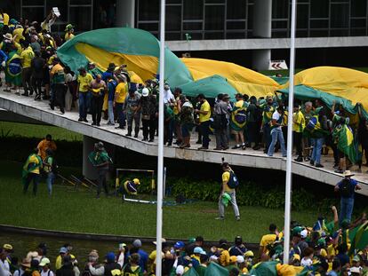 Manifestantes contra los resultados electorales y el Gobierno del presidente Lula da Silva invaden el Congreso Nacional, el Supremo Tribunal Federal y el palacio del Planalto en Brasilia, el domingo 8.