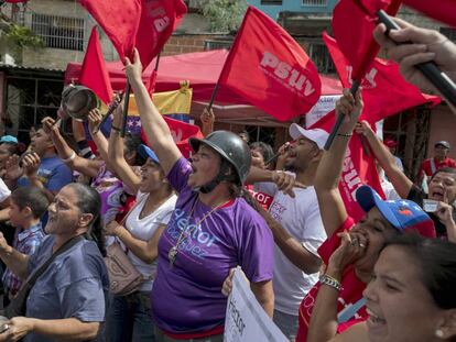 Seguidores del oficialismo, en el barrio de Petare en Caracas (Venezuela).