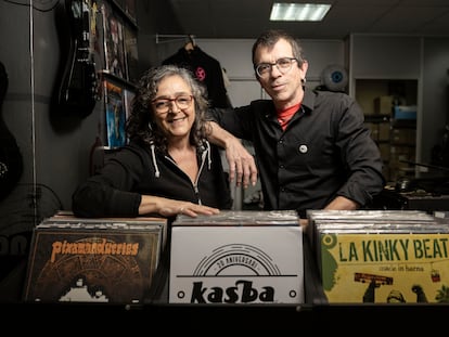 Joni D i Amparo Martín, propietaris i creadors del segell discogràfic Kasba, que celebra el seu vintè aniversari, en una botiga especialitzada en rock, punk i ska al barri de Sants