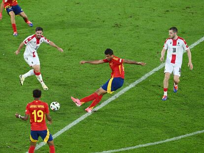 Rodri golpea desde la frontal del área en el gol del empate de España.