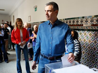 El presidente del Gobierno, Pedro Sánchez, acompañado de su mujer Begoña Gómez, ejerce su derecho en Madrid, este domingo.