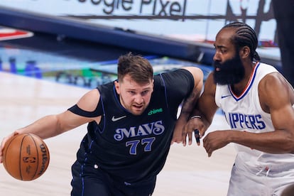 Luka Doncic bota el balón ante James Harden, en el partido de este viernes.