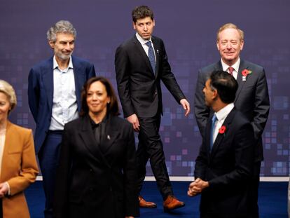 El consejero delegado de OpenAI, Sam Altman, ante la mirada del primer ministro británico, Rishi Sunak, y en presencia de la vicepresidenta de EE UU Kamala Harris y de la presidenta de la Comisión Europea, Ursula von der Leyen, en la conferencia sobre seguridad de la IA celebrada en Bletchley Park, en el Reino Unido, el 2 de noviembre.