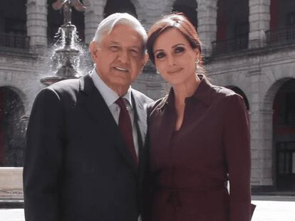 El presidente de México, Andrés Manuel López Obrador, y la senadora Lilly Téllez, en uno de los patios de Palacio Nacional.