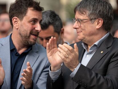 Toni Comín junto a Carles Puigdemont, durante un acto de campaña de las elecciones europeas en Colliure (Francia).