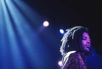 Quienes tuvieran uso de razón en los ochenta recordarán que, con solo un disco, a Terence Trent D'Arby llegó a comparársele con Prince. Tan ilusionantes eran los mimbres de aquel 'Introducing the hardline...' que fue nueve semanas número uno de ventas en el Reino Unido en 1987. Avezado cantante y compositor, multiinstrumentista y con buena planta, muy mal debía montárselo para que el siguiente álbum no aprovechara, cuando menos, el rebufo del primero. 'Neither fish nor flesh' supuso, en cambio, su epitafio. 'This side of love', único sencillo, sonaba demasiado a Prince. Y Prince ya había uno. Además, la atmósfera general era oscura, opaca y algo anticuada. Y así, este neoyorquino que había empezado a cantar como militar en Alemania y despuntado profesionalmente en el Reino Unido pasó del todo a la nada de un disco para otro. Publicó dos álbumes en los noventa, cordialmente ignorados por el público, y en 2001 cambió su nombre por el de Sananda Maitreya, bajo el que actualmente se autoedita desde Milán.