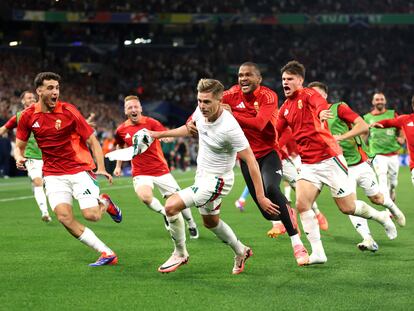 Kevin Csoboth celebra su agónico gol ante Escocia con sus compañeros de la selección de Hungría.