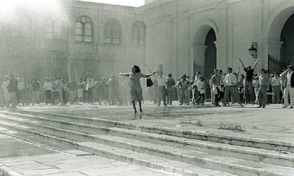 Liz Fernández enfrenta a los camiones hidrantes de la dictadura durante una protesta frente a la Catedral de Asunción, el 26 de abril de 1986.