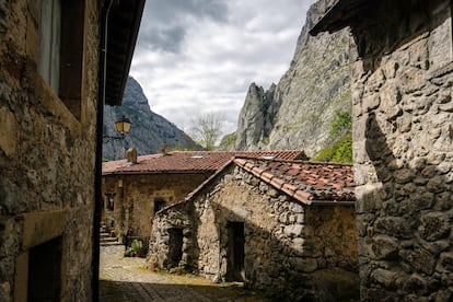 Una de las calles del pueblo de Bulnes, en el Principado de Asturias.