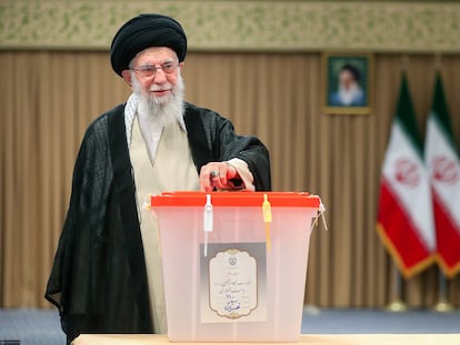 El líder supremo de Irán, el ayatolá Ali Jamenei, deposita su voto en la segunda vuelta de las presidenciales iraníes, el 5 de julio de 2024, en Teherán.