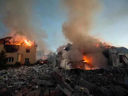 Los bomberos trabajan en las tareas de extinción de los incendios provocados por los ataques rusos sobre la ciudad de Járkov (Ucrania), este viernes.