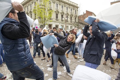 Una empresa de productos de dormitorio ofreció regalar una almohada a todos los participantes en la batalla de Zagreb, lo que ayudó a que se sumarán más luchadores.