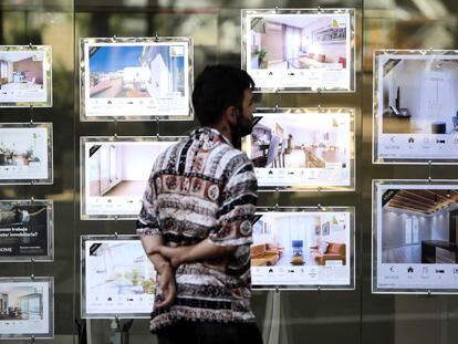 Un joven mira anuncios de pisos de alquiler en Barcelona, en una imagen de archivo.