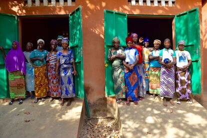 Fueron ellas, las mujeres de los distintos pueblos de la zona, las que pidieron ayuda a las Hermanas Esclavas del Corazón de Jesús para buscar una solución al gran problema de falta de alimentos que tenían. Las religiosas estudiaron varias posibilidades hasta dar con la fórmula de los graneros de seguridad alimentaria. Estos proyectos son totalmente gestionados por las mujeres con una organización sencilla similar a la que ellas ya tenían en sus aldeas.