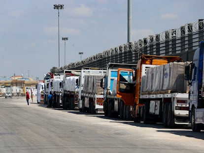 Una larga fila de camiones esperaba ante el puesto fronterizo de Rafah, que une Gaza con Egipto, en el lado egipcio, el pasado 23 de marzo.