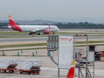Un avión de la aerolínea Iberia en el aeropuerto Adolfo Suárez Madrid-Barajas, el lunes 2 de enero.