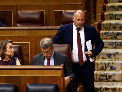 En primera fila, la secretaria general del PP, Cuca Gamarra, el presidente del Partido Popular, Alberto Núñez Feijóo, y , detrás, de pie el portavoz del PP en el Congreso, Miguel Tellado, este miércoles en el Congreso.