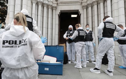 Agentes de la policía francesa en el lugar del ataque, en Niza.