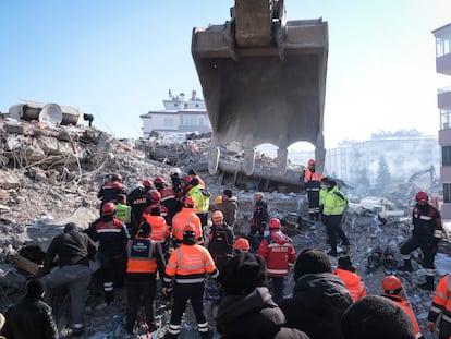 Equipos de rescate, bomberos y voluntarios trabajan para intentar rescatar a una persona atrapada en las ruinas de un edificio tras un terremoto en Elbistán (Turquía), en febrero de 2023.