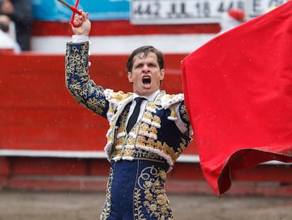 El torero español Julián López, 'El Juli', último ganador hasta la fecha del Premio Nacional de Tauromaquia, suprimido en 2024, durante una corrida de toros en Manizales, Colombia, el 8 de febrero de 2023.