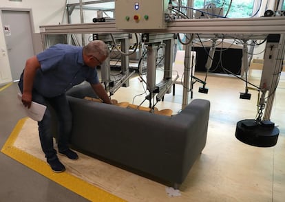 Pruebas de resistencia a la que someten a los sillones de Ikea en su Test Lab. Un proceso que siguen con todos los muebles, tejidos y materiales que forman las colecciones que se ponen a la venta en las 360 tiendas que la empresa tiene distribuidas en 30 países.