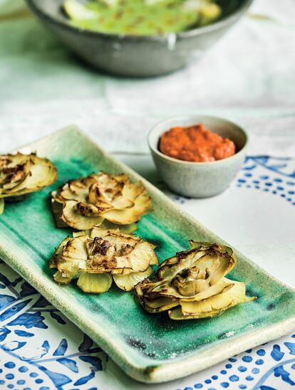 Plato de alcachofas con salsa romesco, de Joan Roca. Imagen proporcionada por Planeta Gastro.