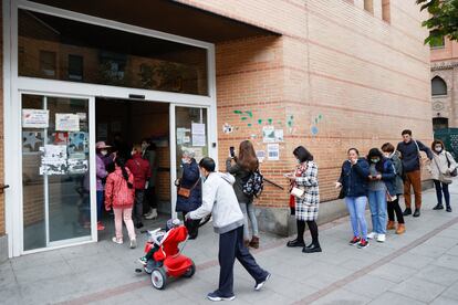 Gente haciendo cola para acceder a un centro de salud en el barrio madrileño de Carabanchel.