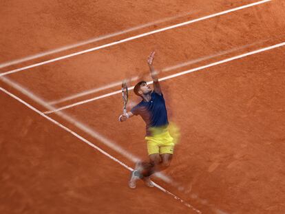 Alcaraz sirve durante el partido de la primera ronda de Roland Garros contra Wolf.