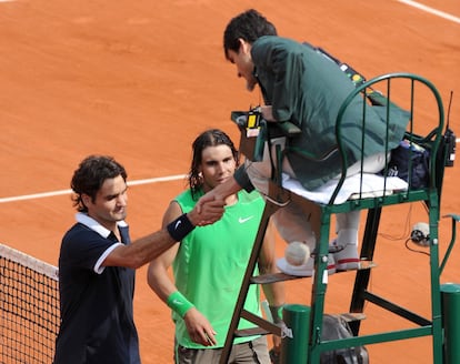 El juez de silla saluda a Federer después de perder frente a Nadal.