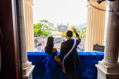 Nayib Bukele y su esposa Gabriela saludan a simpatizantes desde el balcón del Palacio Nacional de San Salvador durante la toma de posesión de su segundo mandato.