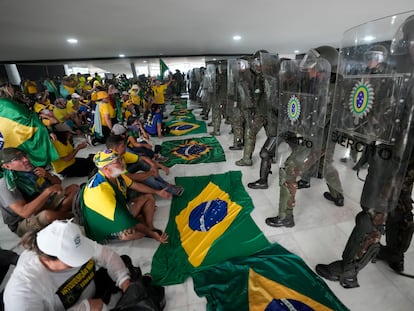 Bolsonaristas protestan frente a la Policía, en Brasilia el 8 de enero de 2023.