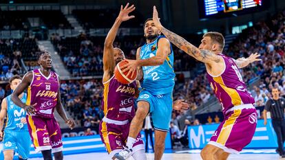 Alec Winterling entra a canasta en la final ante el Lleida