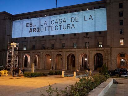 La Casa de la Arquitectura se ubica en la arquería de los Nuevos Ministerios, el complejo diseñado para el Paseo de la Castellana por el arquitecto Secundino Zuazo.