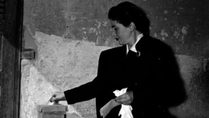 Una mujer deposita su voto para la elección de gobernador en Jalisco, en 1953.