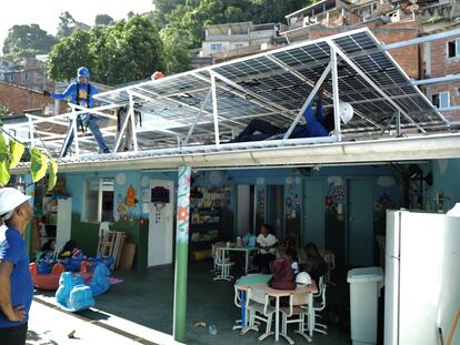 Unos trabajadores instalan paneles solares en Río de Janeiro, en marzo de 2023.