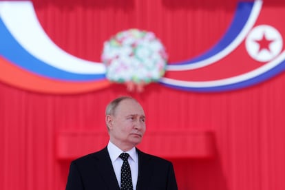 El presidente ruso, en un momento de la ceremonia de bienvenida en la plaza Kim Il Sung, en el centro de la capital norcoreana, este miércoles.