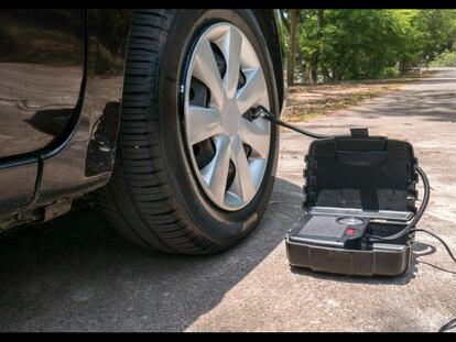 Pruebo el compresor de aire para el coche con el que inflar las ruedas en menos de cinco minutos