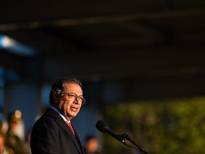 Gustavo Petro habla durante la ceremonia en la Academia de Policía General Santander en Bogotá (Colombia), el 25 de junio de 2024.