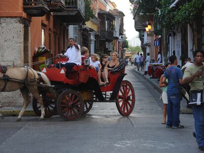 Turistas pasean en una carroza por Cartagena.