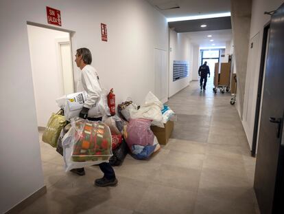 Edificio de viviendas que se está acondicionando para los afectados por el incendio de Campanar, en Valencia.