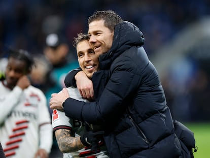 El jugador del Bayer Leverkusen Alejandro Grimaldo y el entrenador Xabi Alonso celebran la victoria contra el TSG Hoffenheim.