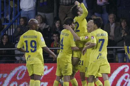 Los jugadores del Villarreal celebran uno de los goles