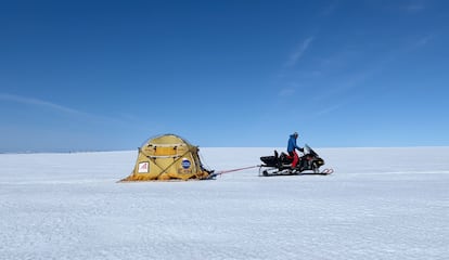 Traslado con motonieve de uno de los módulos del trineo de viento hacia el punto de partida de la expedición.