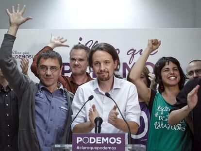 Pablo Iglesias, Juan Carlos Monedero y Teresa Rodríguez la noche electoral de las europeas de 2014.