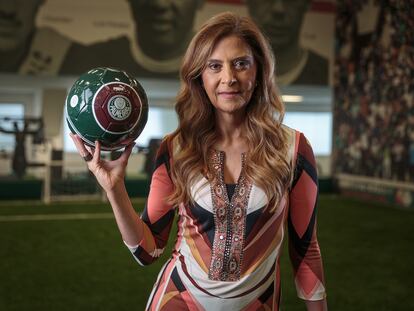 La empresaria Leila Pereira, presidenta del Palmeiras, posa tras la entrevista en la escuela de fútbol del club, en São Paulo, el 30 de enero.