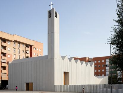 La cubierta de la iglesia tiene siete dientes de sierra, inspirados en los siete dones del Espíritu Santo.